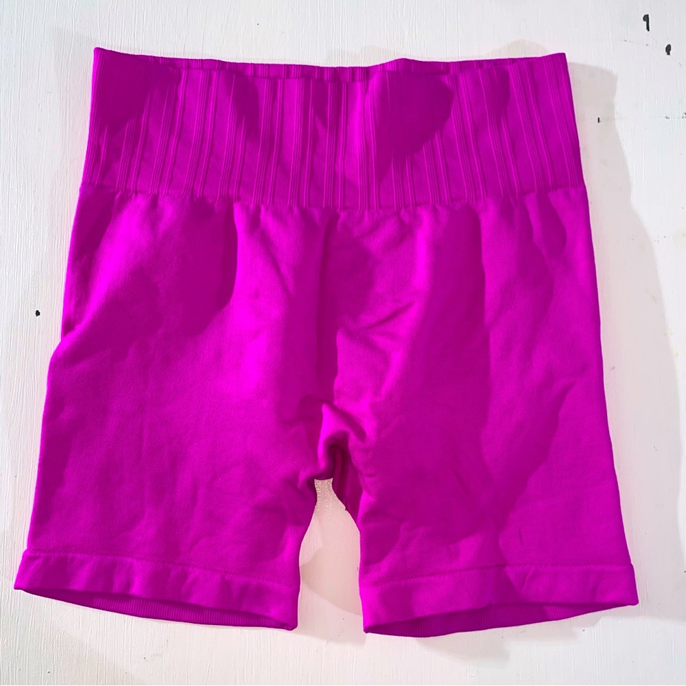 Scrunch Butt Seamless Bike Shorts Wide Flattering Waistband Hot Purple Fuschia M
